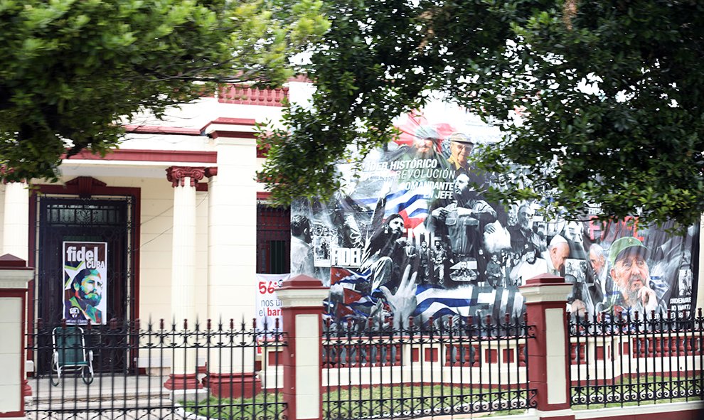 Mural y póster colocados en la fachada de una casa particular. /Marian León y Lucía M. Quiroga