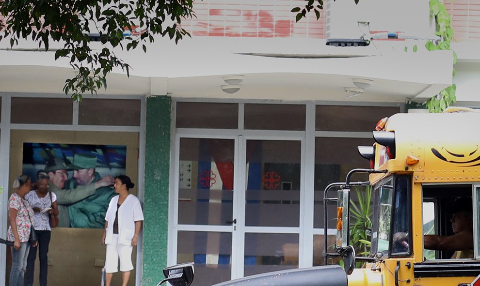 Retrato de Fidel y su hermano Raúl en la entrada de un centro médico. /Marian León y Lucía M. Quiroga