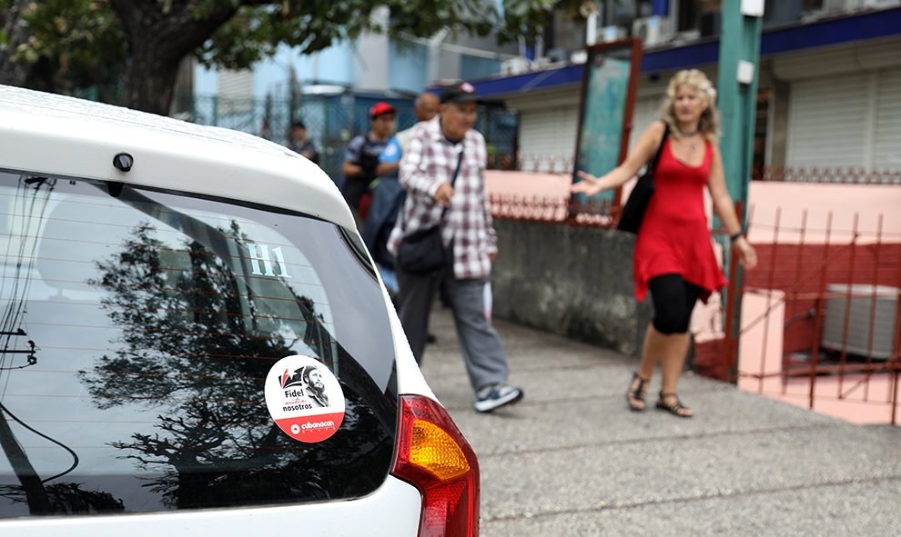 Pegatina en la parte trasera de un coche en El Vedado. /Marian León y Lucía M. Quiroga