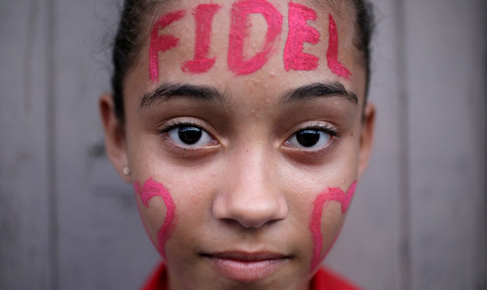 Una niña con la cara pintada en homenaje a Fidel Castro, espera la caravana que porta las cenizas del ex dirigente cubano en Bayamo, Cuba.  REUTERS/Enrique De La Osa