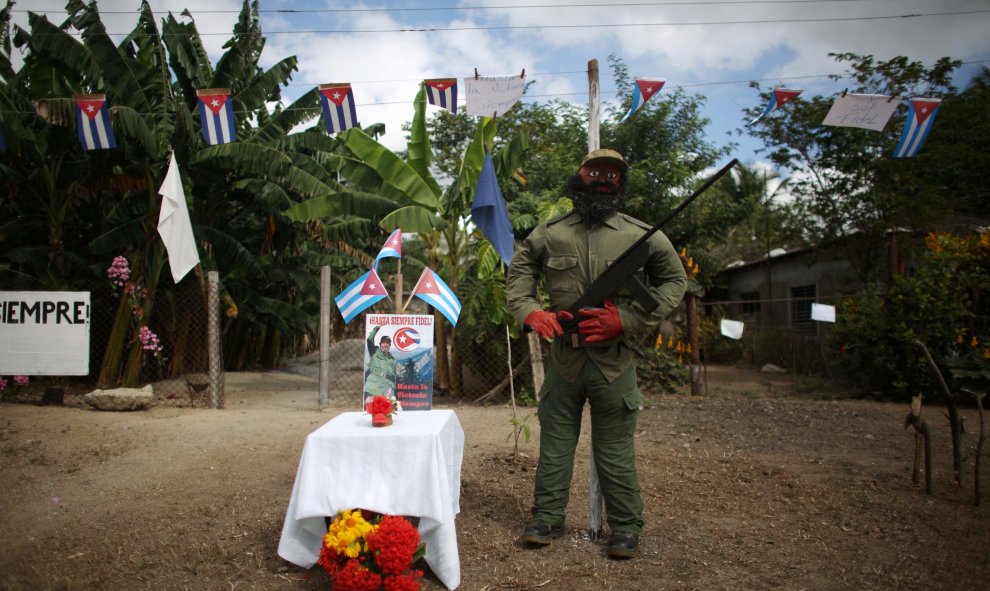 Una estatua representando a un 'barbudo', un guerrillero, colocada junto a la carretera por la que pasa la caravana con las cenizas de Fidel Castro en Cascorro, Cuba. REUTERS