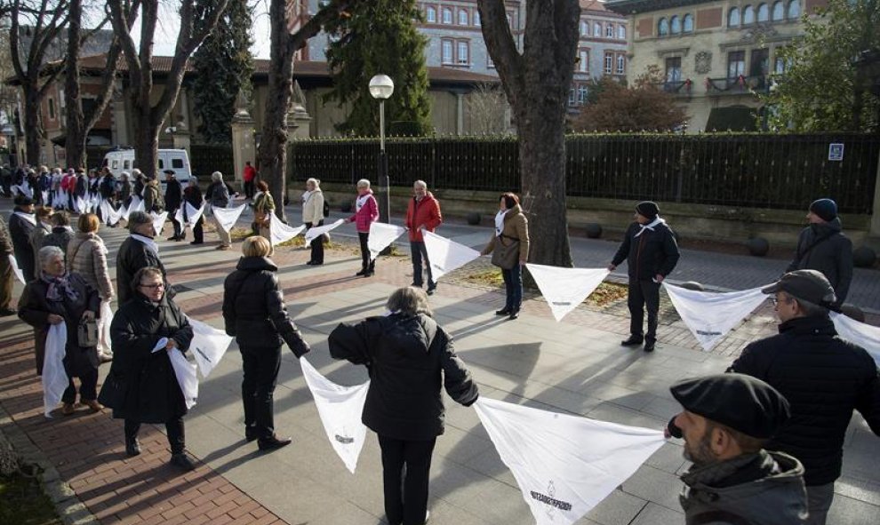 Cadena humana organizada por la asociación de familiares de presos de ETA, Etxerat, en su inicio frente a Ajuria Enea, para denunciar la política de dispersión coincidiendo con el Día Internacional de los Derechos Humanos. EFE/José Ramón Gómez