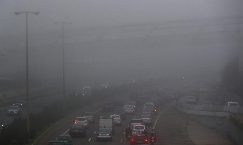Aspecto de la carretera de circunvalación M-30 de Madrid, en una jornada que ha amanecido con una densa niebla sobre la capital. EFE/Emilio Naranjo