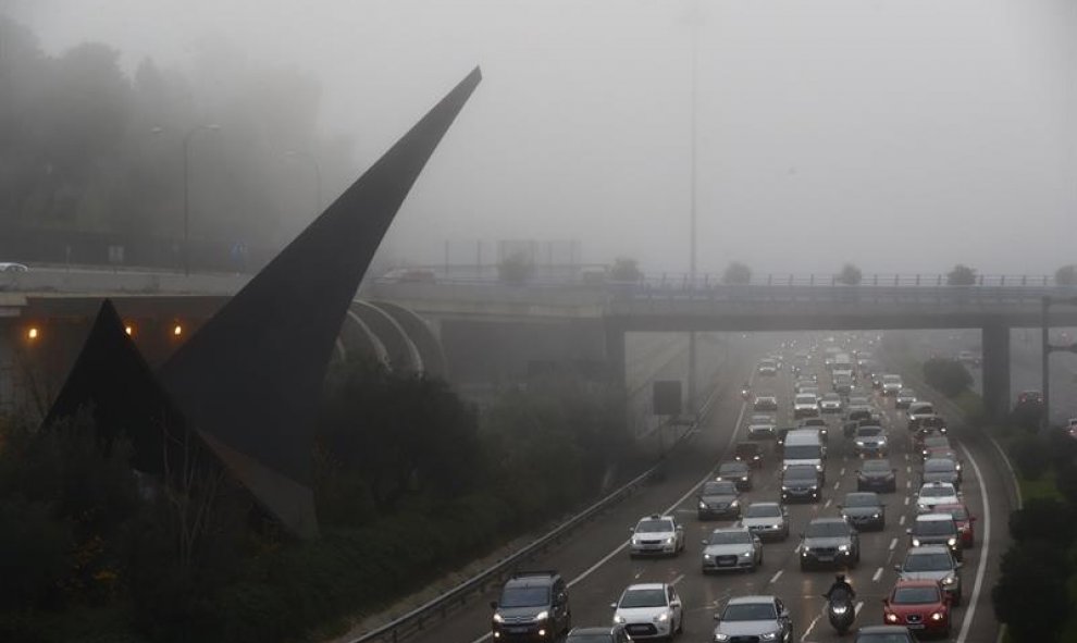 Aspecto de la carretera de circunvalación M-30 de Madrid, en una jornada ha amanecido con una densa niebla sobre la capital. EFE/Emilio Naranjo