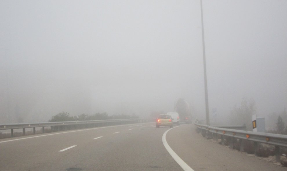 La niebla dificulta la circulación en varias carreteras de Madrid, Castilla-La Mancha y Castilla y León. /EUROPA PRESS