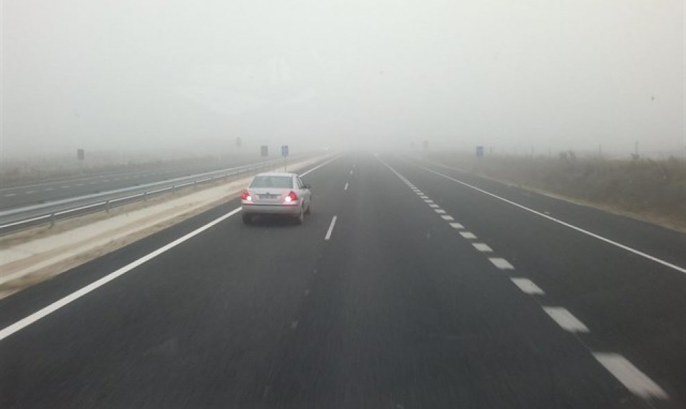 La niebla dificulta la visibilidad en 18 tramos de carreteras de Castilla y León. /EUROPA PRESS