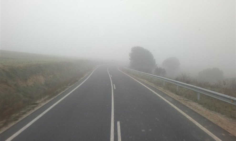 La intensa niebla registrada en la mañana de este martes ha dificultado la visibilidad en 18 tramos de distintas carreteras de Castilla y León, según han informado fuentes de la Dirección General de Tráfico. /EUROPA PRESS