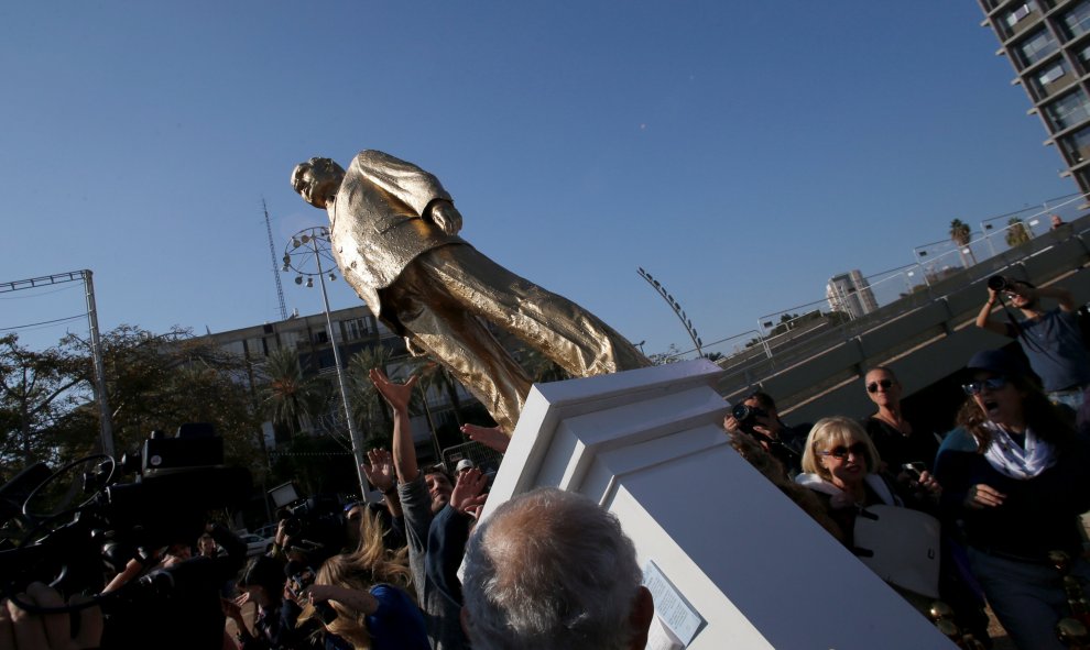 Un grupo de personas se prepara para coger la estatua crítica contra el primer ministro de Israel Benjamin Netanyahu tras ser derruida. REUTERS/Baz Ratner