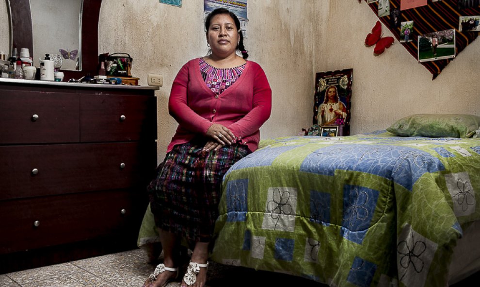 Lilian Karina Xinico, 33 años, es originaria de la comunidad de Chipiacul en Patzún, Chimaltenango. Es la segunda de cuatro hermanas y proviene de una familia que se dedicaba a la agricultura. Afirma que ser mujer la marcó desde pequeña. En la actualidad