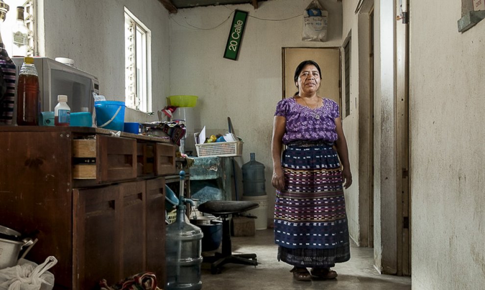 Encarnación Mendoza Quic, 46 años, vive en la Comunidad de San Juan La Laguna, Sololá. Es madre de cinco hijos, dos de ellos con Síndrome de Down y el último de ellos acaba de perder la vista. Tiene su propia tienda de textiles y recuerdos que vende a los