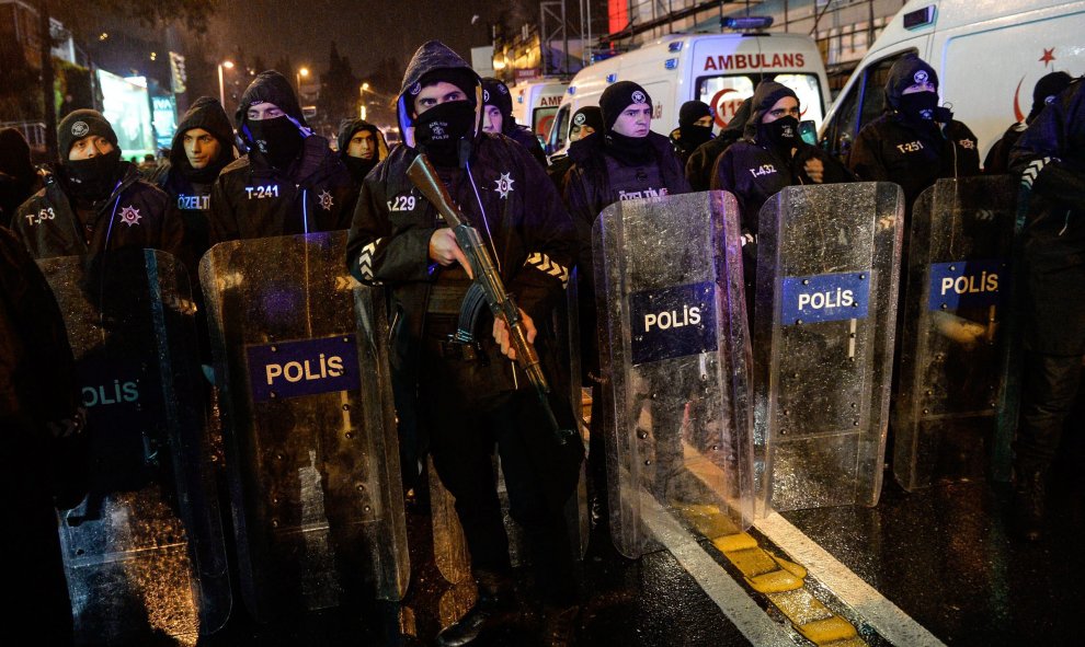 Los antidisturbios turcos aseguran la zona después del atentado en Estambul. EFE / EPA / STR