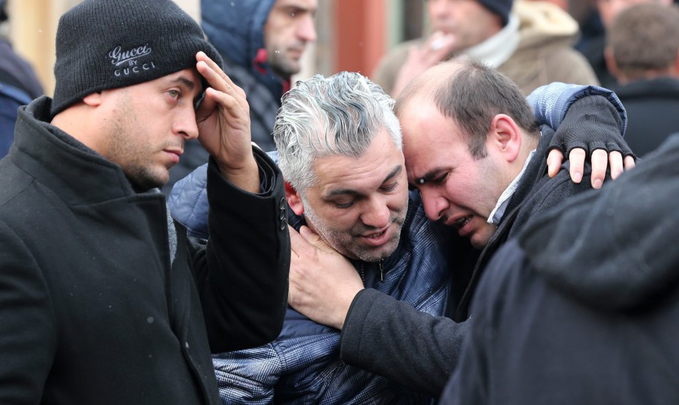 Los familiares de las víctimas se lamentan frente al instituto de medicina forense después del atentado de Estambul. EFE / EPA / TOLGA BOZOGLU