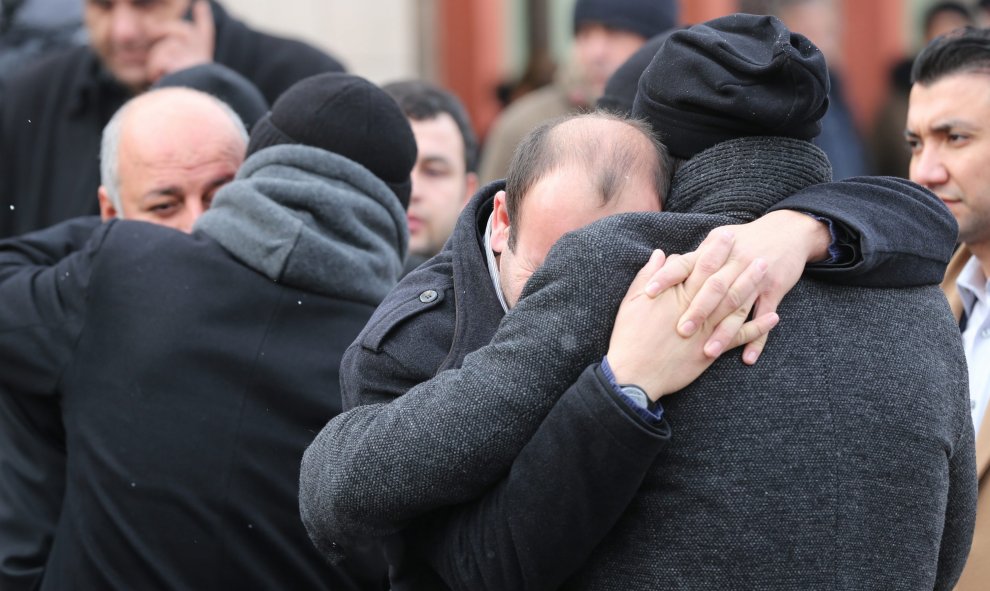 Los familiares de las víctimas, de luto, frente al instituto de medicina forense de Estambul. EFE / EPA / TOLGA BOZOGLU