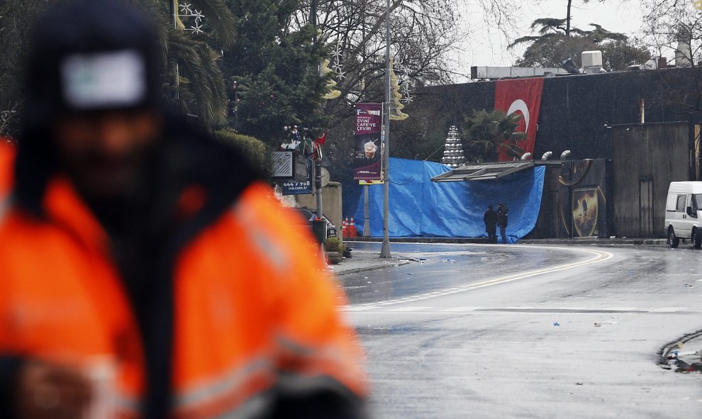 Una bandera turca ondea en la discoteca Reina de Estambul tras el atentado que dejó al menos 39 muertos. EFE / EPA / SEDAT SUNA