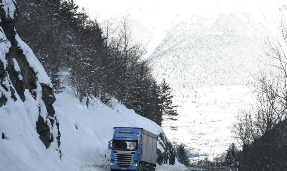 Catalunya, una de las comunidades más afectadas por la ola de frío. En la imagen, la carretera de Vielha a Lleida / EFE