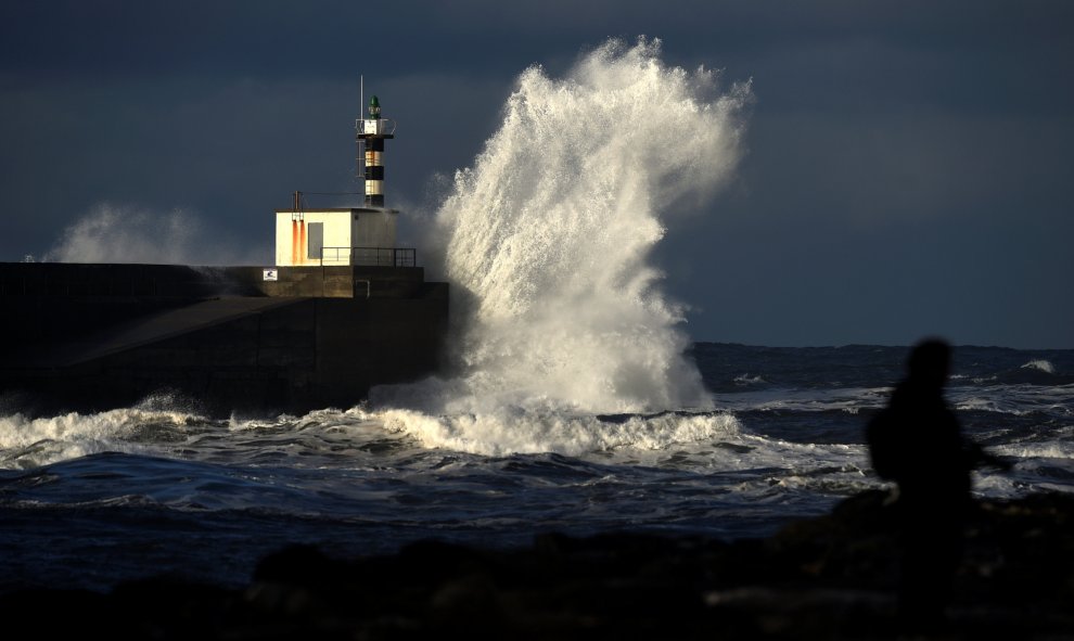 Enormes olas chocan contra el espigón de San Esteban de Pravia en Asturias. / REUTERS