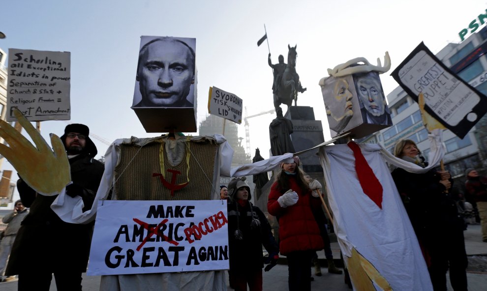 Las protestas contra Trump en Praga han tenido también como protagonista al líder ruso, Vladimir Putin, con el que Trump ha acercado posiciones / REUTERS