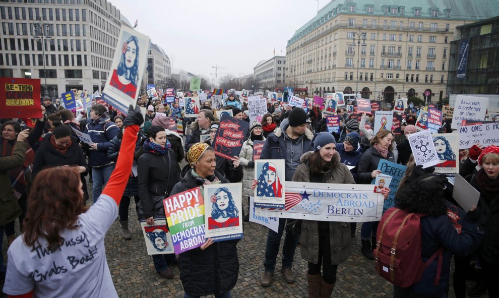 Berlín también se ha volcado en las protestas contra Trump. En la imagen, mujeres en la Plaza de París / REUTERS