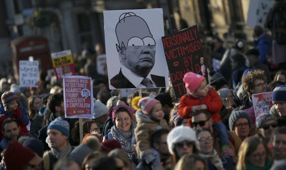 En Londres también se han organizado marchas. En la imagen, una pancarta asemeja a Donald Trump con Homer Simpson / REUTERS