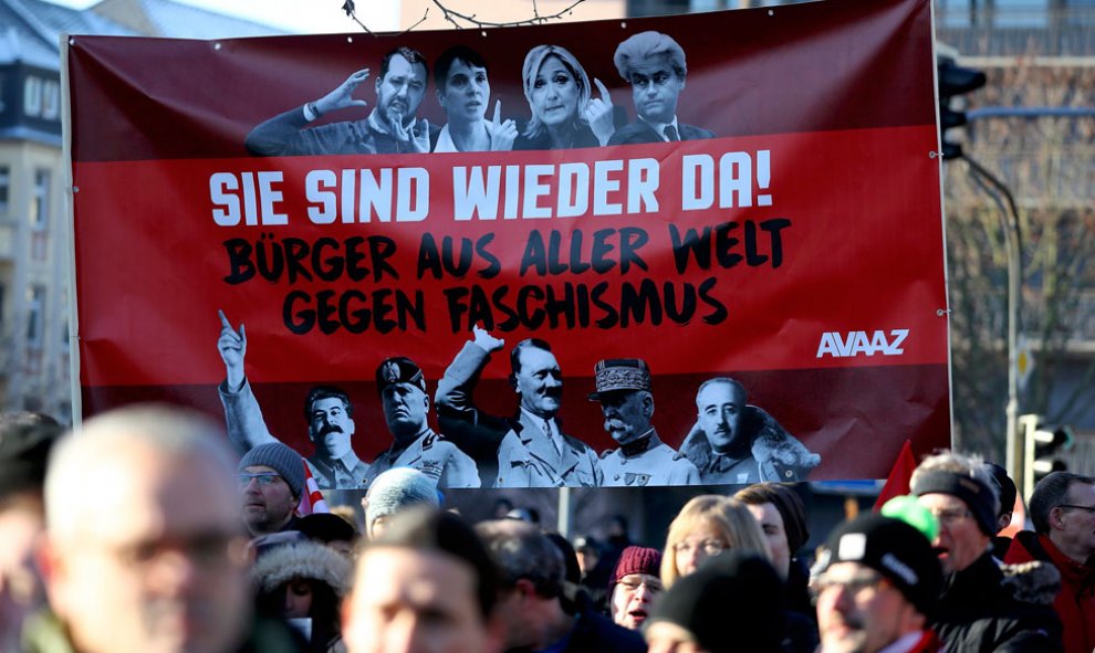 Los manifestantes muestran en Koblenz (Alemania) una pancarta en la que se puede leer: "Han vuelto - Ciudadanos unidos contra el fascismo".- REUTERS