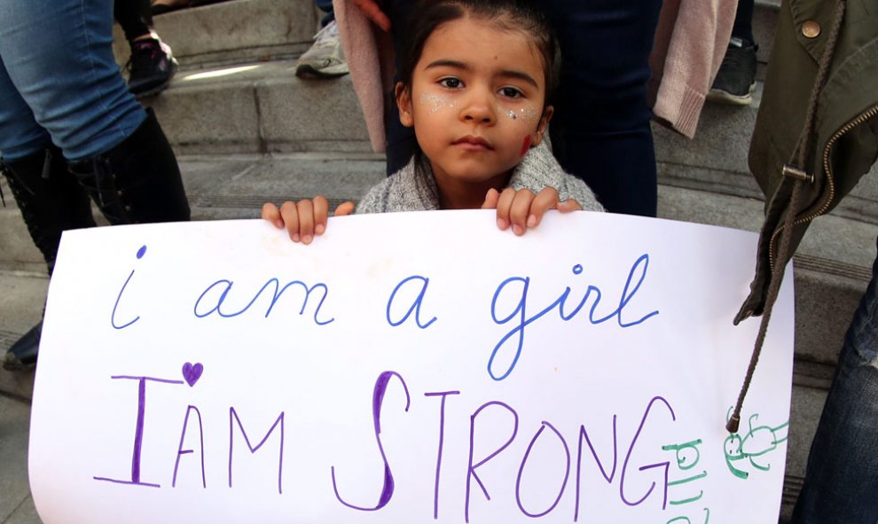 'Soy una chica y soy fuerte', muestra esta niña en Los Angeles.- EFE