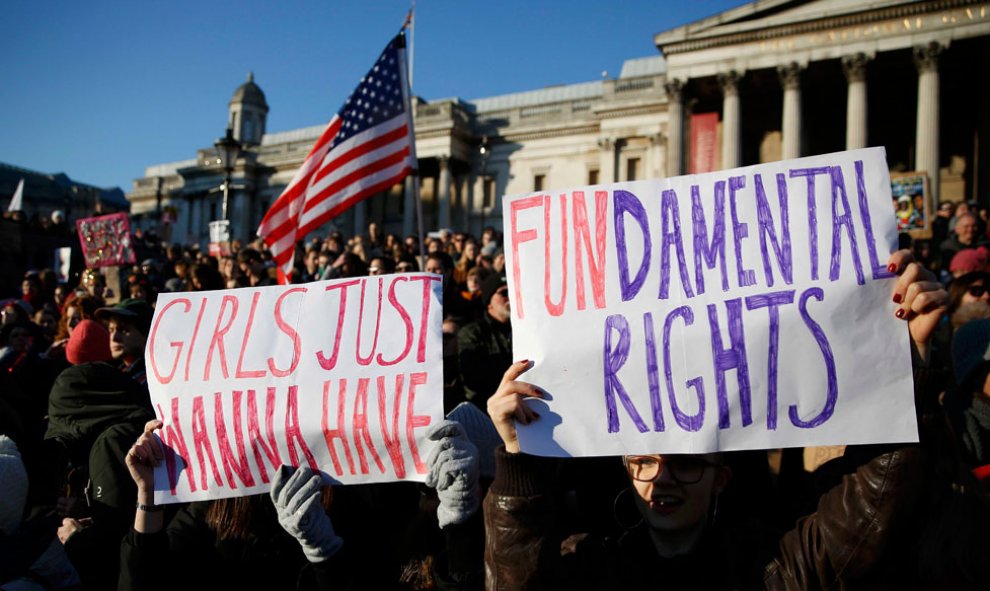 Varias manifestantes en Londres reclaman derechos fundamentales para las mujeres.- REUTERS