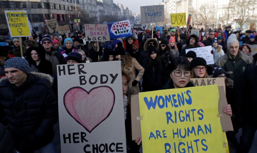 'Los derechos de la mujer son derechos humanos', se pudo leer en esta manifestación en Praga (República Checa).- REUTERS