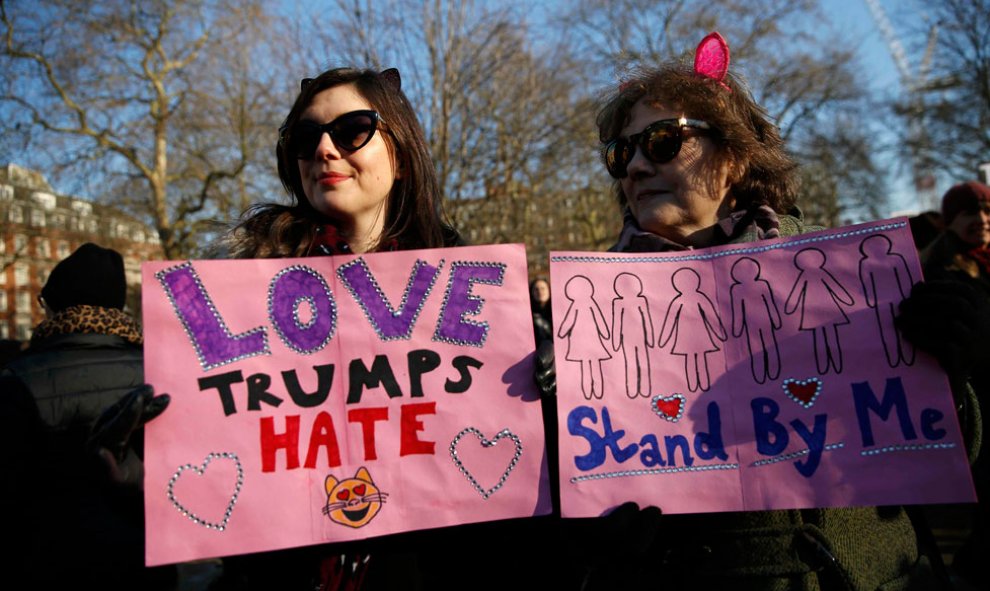 'Love Trumps Hate', muestran estas londinenses durante la movilización contra el presidente norteamericano en la capital británica.- REUTERS