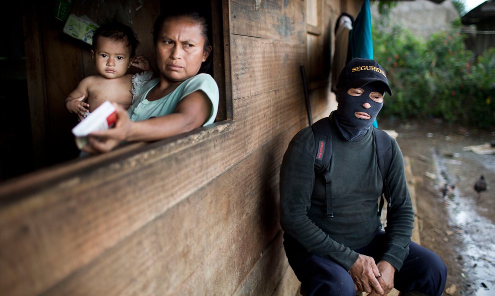Shuar del centro Yunkuapais hacen guardia y ponen seguridad ante la posible entrada de militares en la Amazonía ecuatoriana.-EDU LEÓN