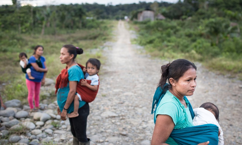 La preocupación entre niños y mujeres de Yunkuapais ante la posible entrada de militares a su comunidad-. EDU LEÓN