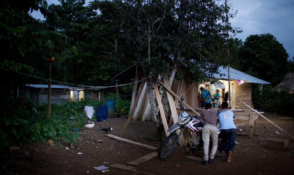 Cae la noche en Yunkuapais donde los militares fueron retenidos.- EDU LEÓN