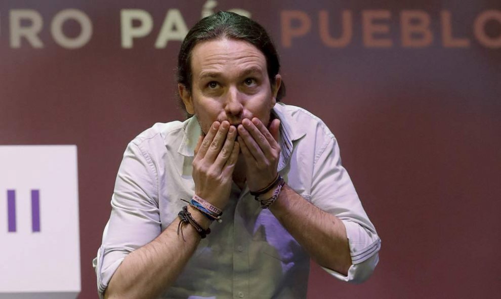 Pablo Iglesias lanza un beso a los asistentes al acto de Vistalegre II. | BALLESTEROS (EFE)