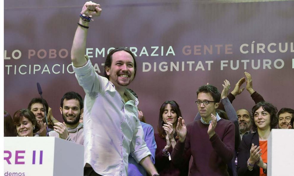 Pablo Iglesias saluda a los asistentes bajo la atenta mirada de Íñigo Errejón. | BALLESTEROS (EFE)