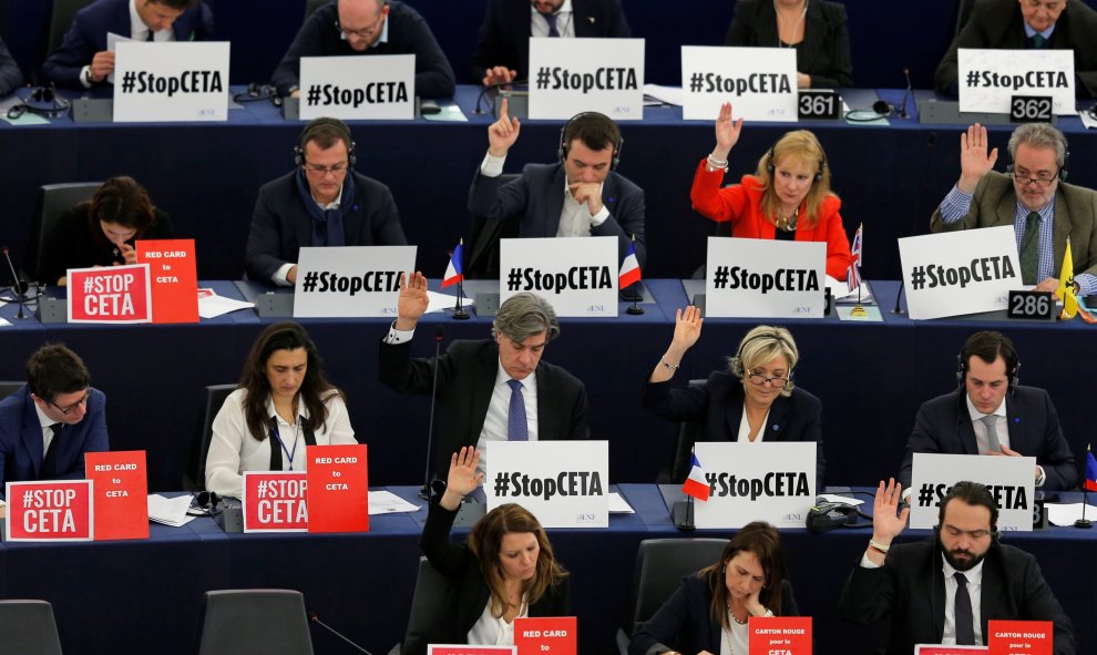 Miembros del Parlamento Europeo en la votación sobre el acuerdo entre Canadá y la UE (CETA) en Estrasburgo, Francia. / REUTERS