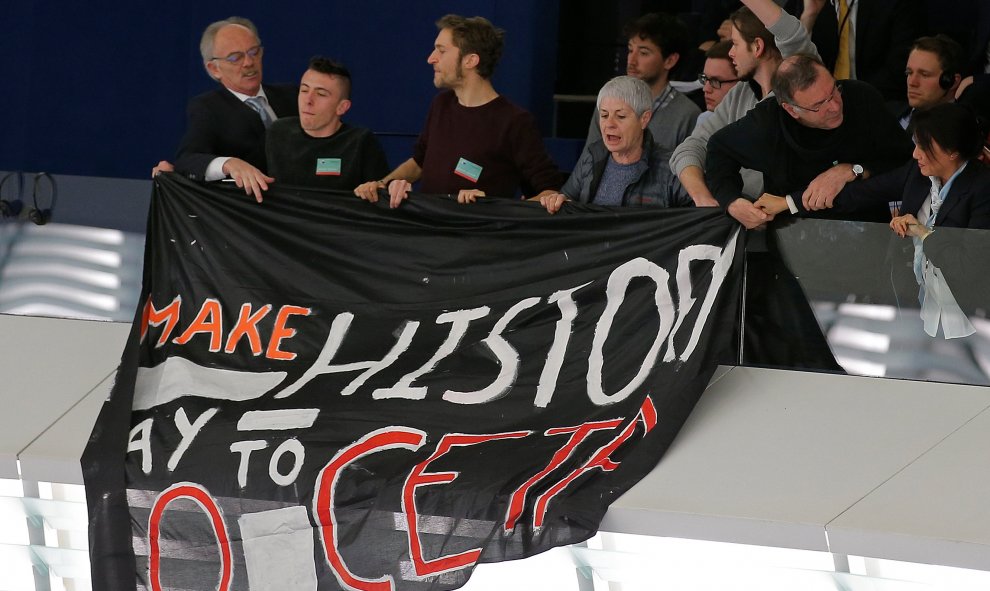 Pancarta desplegada en el hemiciclo durante la votación del acuerdo entre Canadá y la UE (CETA) en Estrasburgo, Francia. / REUTERS