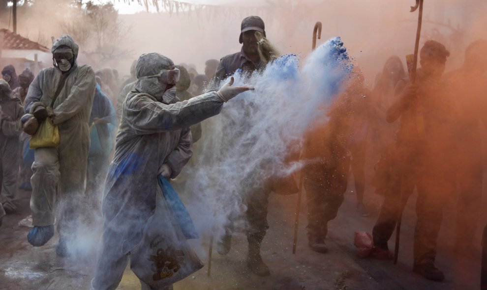 Miles de griegos celebran en la ciudada portuaria de Galaxidi la 'Guerra de la harina de colores'. Este 'lunes de ceniza' pone fin al Carnaval y da paso a la Cuaresma. REUTERS/Alkis Konstantinidis