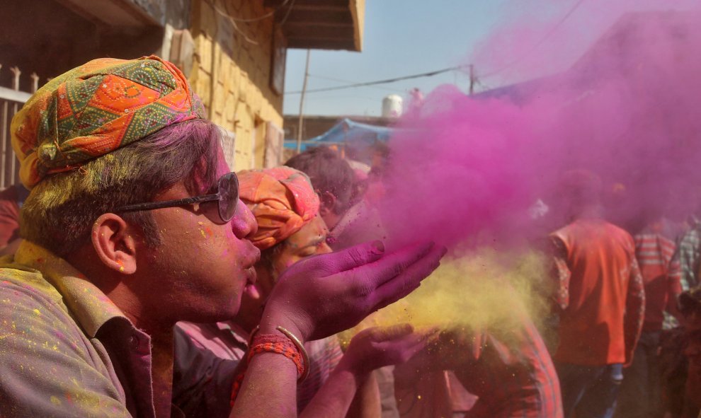 Miles de indios celebran cada año el Festival de los colores, apodado Holi, para dar la bienvenida a la primavera. Estado de Uttar Pradesh, India. REUTERS/Rupak De Chowdhuri