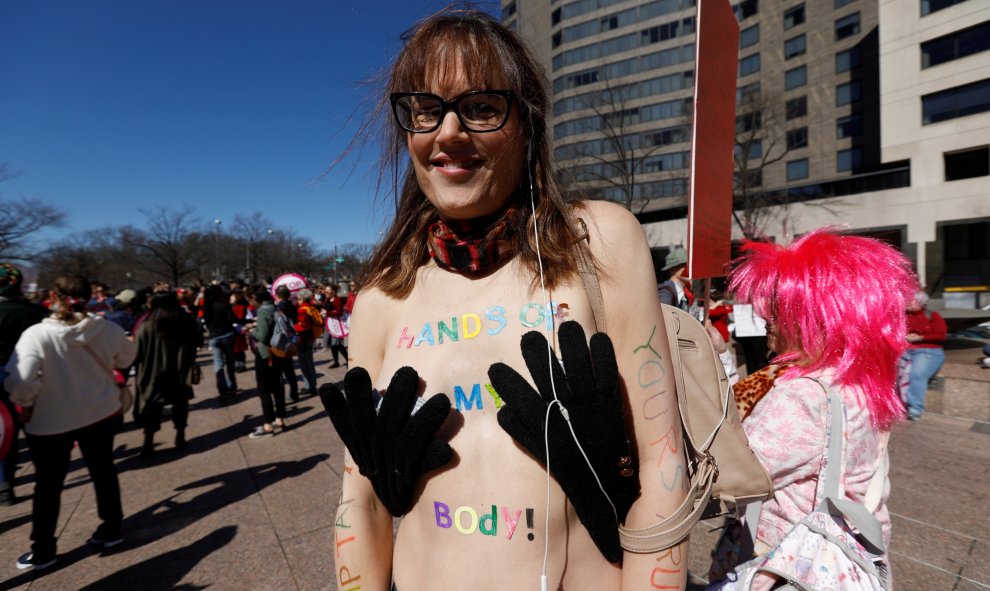 Una activista apoya la huelga por el Dia Internacional de la Mujer en Washington, EEUU. REUTERS/Kevin Lamarque