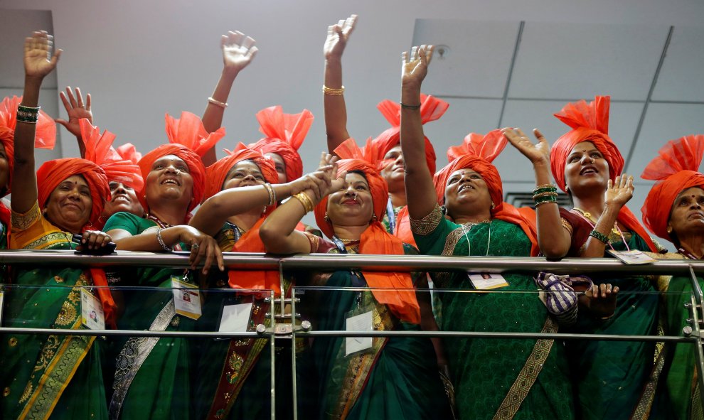 Varias mujereres marchan con motivo del Día Internacional de la Mujer en Gandhinagar, India. REUTERS/Amit Dave