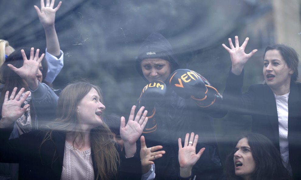 Varias mujeres simulan la ruptura del famoso 'techo de cristal' que rodea a las mujeres con motivo del Día Internacional de la Mujer en Tbilisi, Georgia March. REUTERS/David Mdzinarishvili