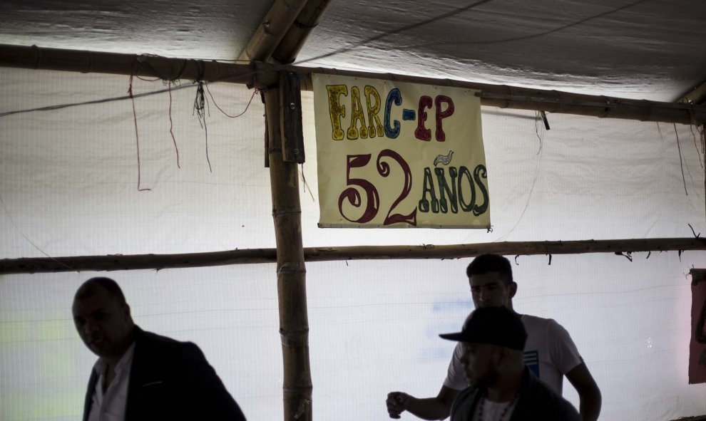 Varios miembros de las FARC, en una de las carpas que han levantado en la zona veredal de transición de La Elvira, en el Cauca.- JAIRO VARGAS