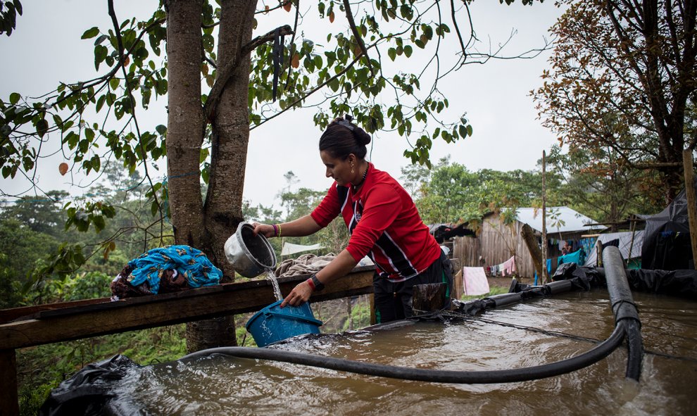 una guerrillera lava la ropa en el campamento de transición de las FARC en La Fila, Tolima.- JAIRO VARGAS