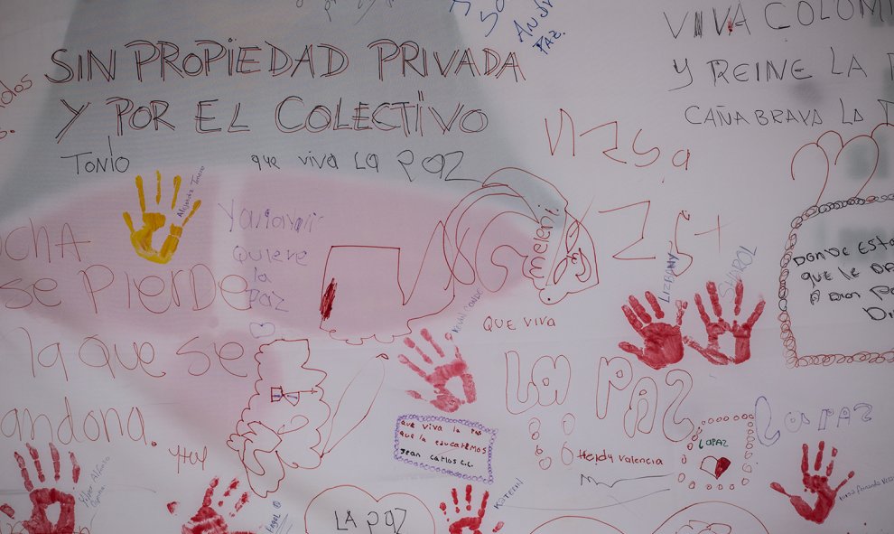 Un mural en apoyo al proceso de paz entre el Gobierno colombiano y las FARC, en el campamento de desmovilizados de La Elvira, en el Cauca.- JAIRO VARGAS