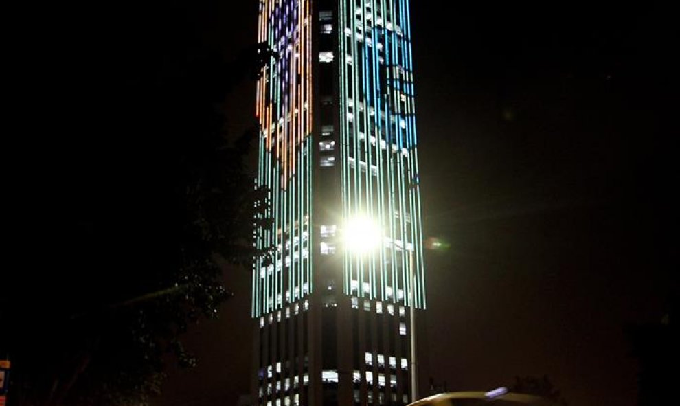 Vista de la torre Colpatria de Bogotá, Colombia, iluminada de verde con motivo del día de San Patricio. EFE/Mauricio Dueñas Castañeda