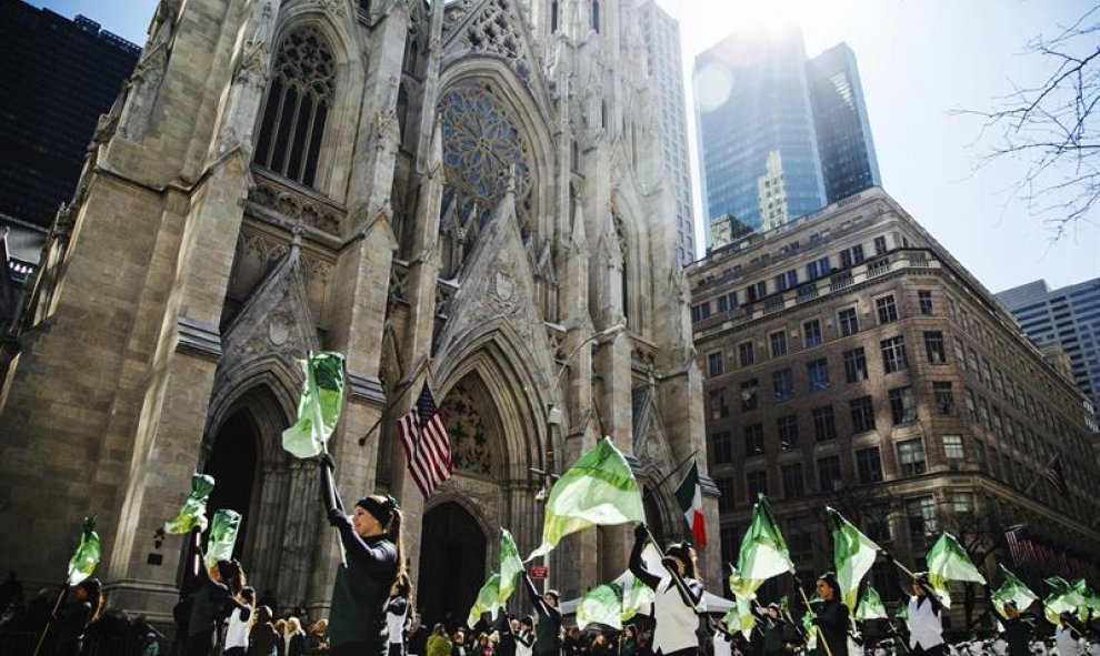 Vista general del desfile de San Patricio en Nueva York (EEUU). EFE/Alba Vigaray