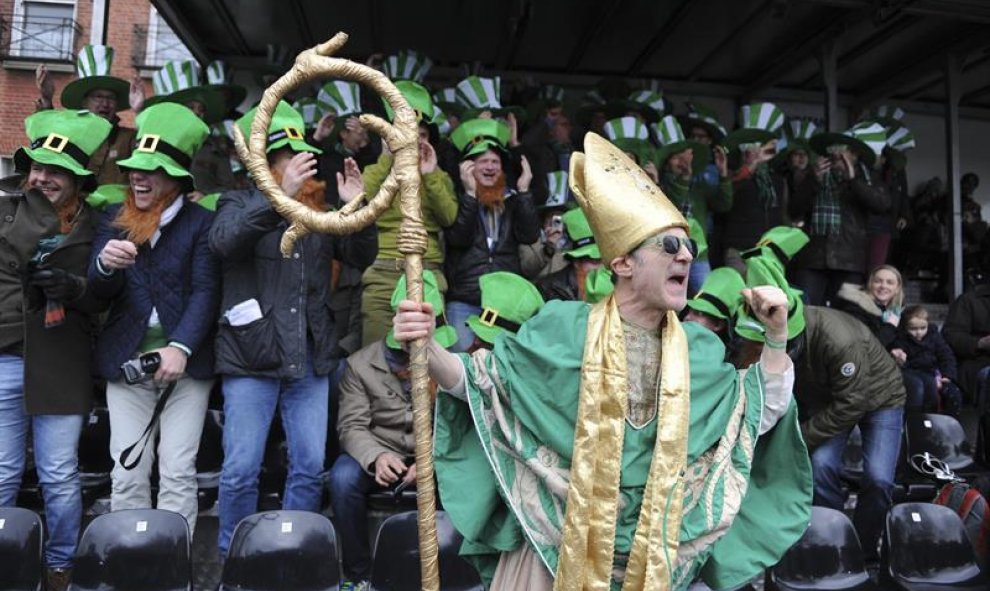 Varias personas disfrazadas participan en la la festividad de San Patricio. EFE/Aidan Crawley