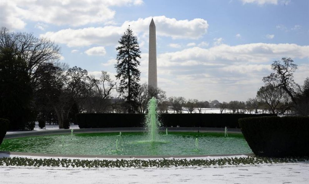 Vista del agua teñida de verde de una de las fuentes de la Casa Blanca con motivo del día de San Patricio en Washington, Estados Unidos.EFE/Oliver Douliery