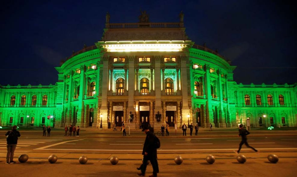En Viena también se acordaron de San Patricio: el teatro imperial se iluminó de verde.  | REUTERS (Heinz-Peter Bader)