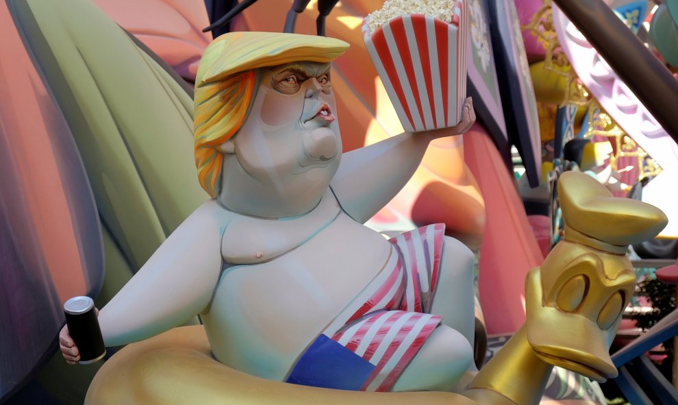 La figura del presidente estadounidense Donald Trump inmortalizada durante las fallas. REUTERS/Heino Kalis