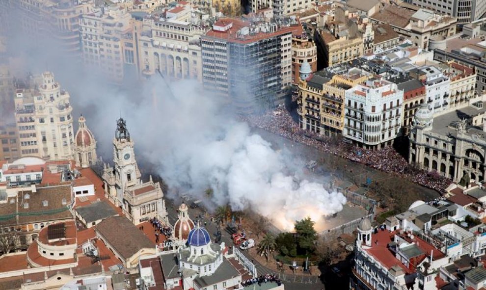 Vista general de la Mascletá disparada a cargo de Pirotecnia Valenciana, en la plaza del Ayuntamiento durante las Fallas 2017 en Valencia. EFE/Kai Försterling